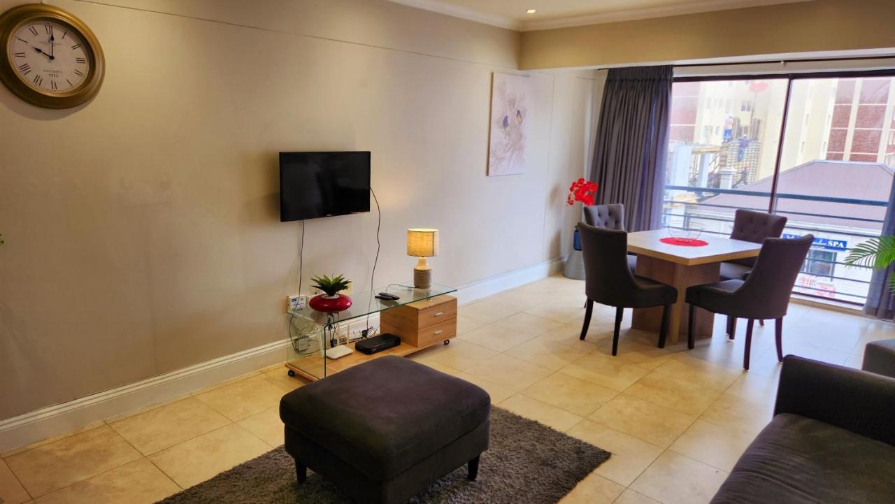 Prime Location In The Firmont, Sea Point Apartment *